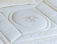 Colcha edredón Jacquard bordada con puntillas Milán con cojín incluído MEDIDA ESPECIAL 2025