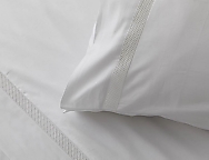 Juego de cama Estelia Luna 100% algodón satén 300 Hilos color Blanco con cenefa entredos aplicado
