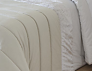 Edredón bouti de terciopelo Arlet con funda/s de cojín color Beige, Gris o Arena