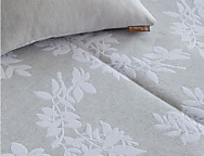 Edredón jacquard Pisa 200gr con fundas de cojín color Beige, Gris o Crema