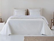 Colcha capa Korce color Crudo, Piedra o Gris claro