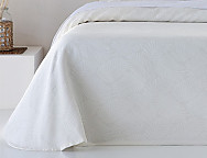 Colcha capa Korce color Crudo, Piedra o Gris claro