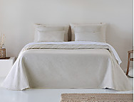 Colcha capa Korce color Crudo, Piedra o Gris claro