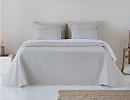 Colcha capa Korce color Crudo, Piedra o Gris claro