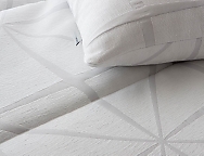 Edredón Jacquard Urdiales con fundas de cojín color 01 Gris o 02 Beige