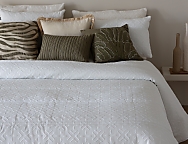 Edredón Jacquard Mula con funda/s de cojín color 01 Blanco ó 02 Beige