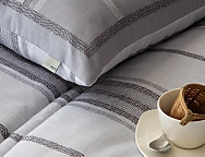 Edredón estampado Bailen con funda/s de cojín color 01 Gris ó  02 Marrón