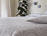 Edredón bouti Piqué Jucar doble relleno (200 gr) color Beige, Blanco o Gris