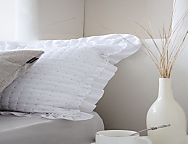 Bouti 150gr Everly con puntillas y funda/s de cojín color Beige, Blanco o Rosa