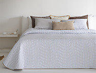 Colcha con relleno fino Quevedo con funda/s de cojín color 01 Beige o 02 Caldera