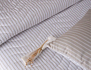 Colcha con relleno fino Quevedo con funda/s de cojín color 01 Beige o 02 Caldera