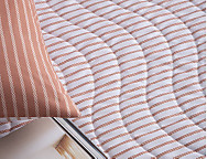 Colcha con relleno fino Quevedo con funda/s de cojín color 01 Beige o 02 Caldera