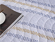 Colcha con relleno fino Loja con funda/s de cojín color 01 Azul o 02 Mostaza