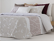 Colcha Jacquard con relleno fino Cancún y fundas de cojín color 01 Gris o 02 Beige