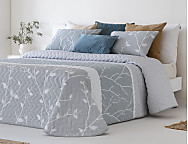 Colcha Jacquard con relleno fino Cancún y fundas de cojín color 01 Gris o 02 Beige