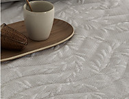 Colcha Jacquard con relleno fino Cali color 01 Blanco o 02 Beige