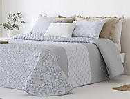 Colcha Jacquard con relleno fino Mendoza y fundas de cojín color 01 Gris o 02 Beige