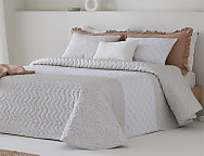 Colcha Jacquard con relleno fino Mendoza y fundas de cojín color 01 Gris o 02 Beige