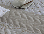 Colcha Jacquard con relleno fino Mendoza y fundas de cojín color 01 Gris o 02 Beige