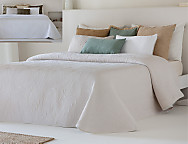 Haz clic para ampliar Colcha Jacquard Reversible con fundas de cojín Kias color Beige/Blanco