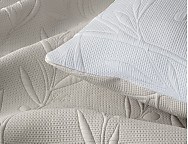 Haz clic para ampliar Colcha Jacquard Reversible con fundas de cojín Kias color Beige/Blanco