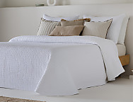 Colcha Jacquard con relleno fino Toronto con funda/s de cojín color 01 Blanco o 02 Beige