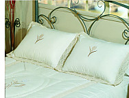 Edredón Jacquard set de 4 piezas bordado con puntillas Milán