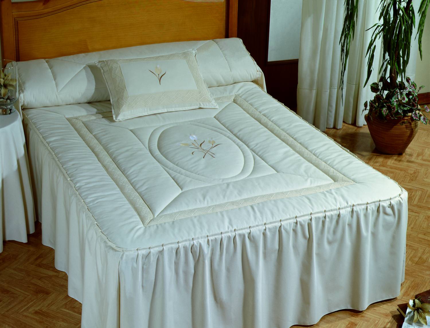 Confecciones Paula - Colcha edredón Jacquard bordada con puntillas Milán con cojín incluído Confecciones Paula Colcha edredón Jacquard bordada con puntillas Milán con cojín incluído