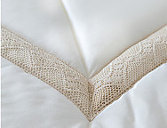 Colcha edredón Jacquard bordada con puntillas Milán con cojín incluído